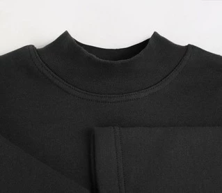 Черный джемпер с воротником-стойкой