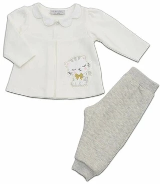 Детский костюм с аппликацией в виде кошки и стегаными штанами