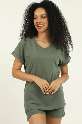 Женский костюм с футболкой и шортами