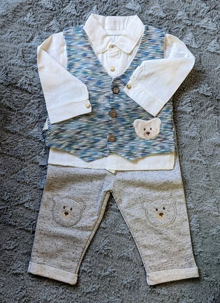 Костюм-тройка с жилеткой, рубашкой и штанами