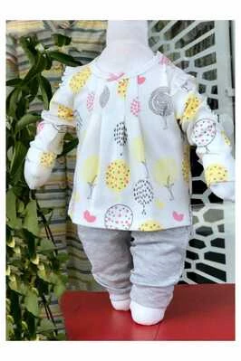 Детский костюм с нежным рисунком