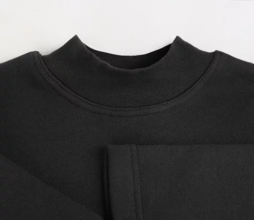 Черный джемпер с воротником-стойкой