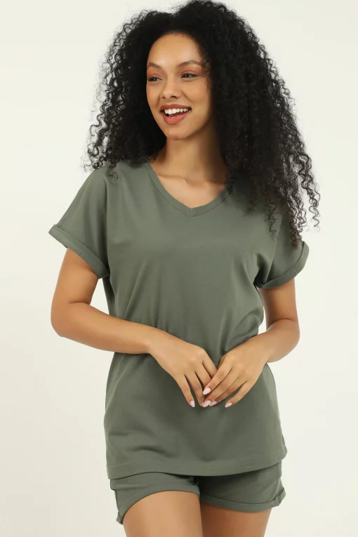 Женский костюм с футболкой и шортами