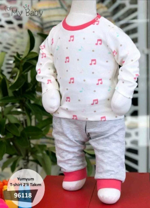 Детский костюм с музыкальным рисунком